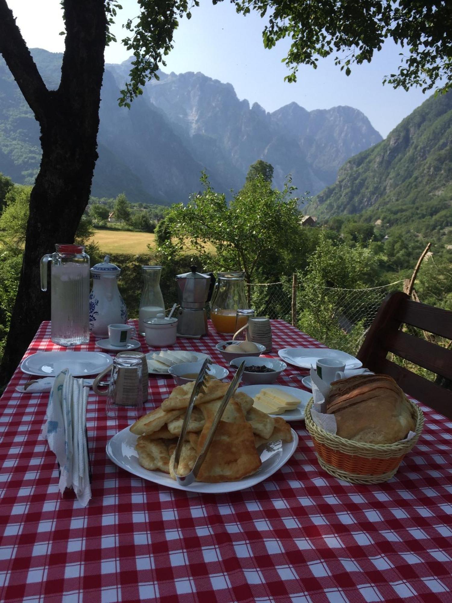 Bujtina Pllumi Theth Bed & Breakfast Exterior foto