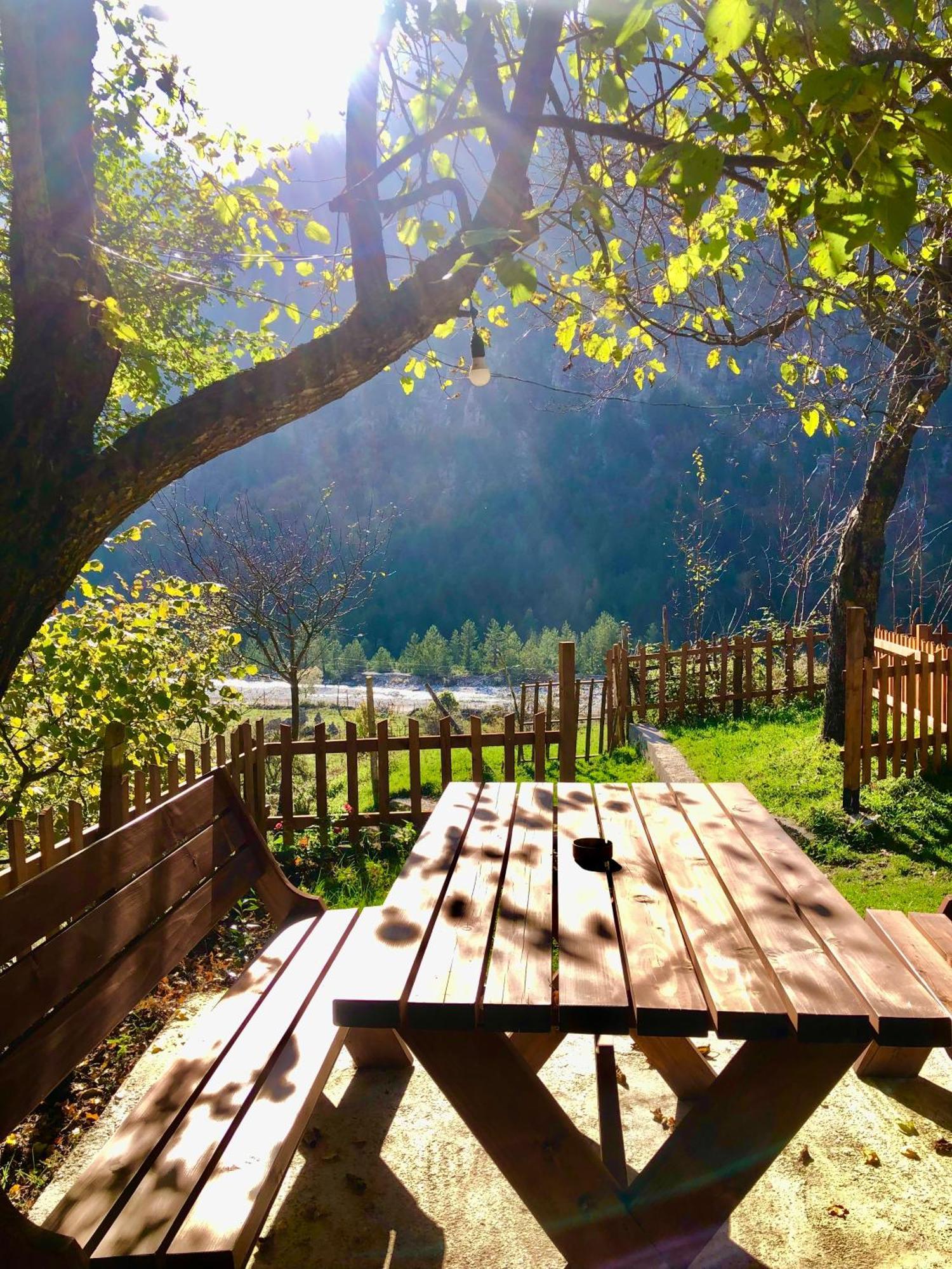 Bujtina Pllumi Theth Bed & Breakfast Exterior foto