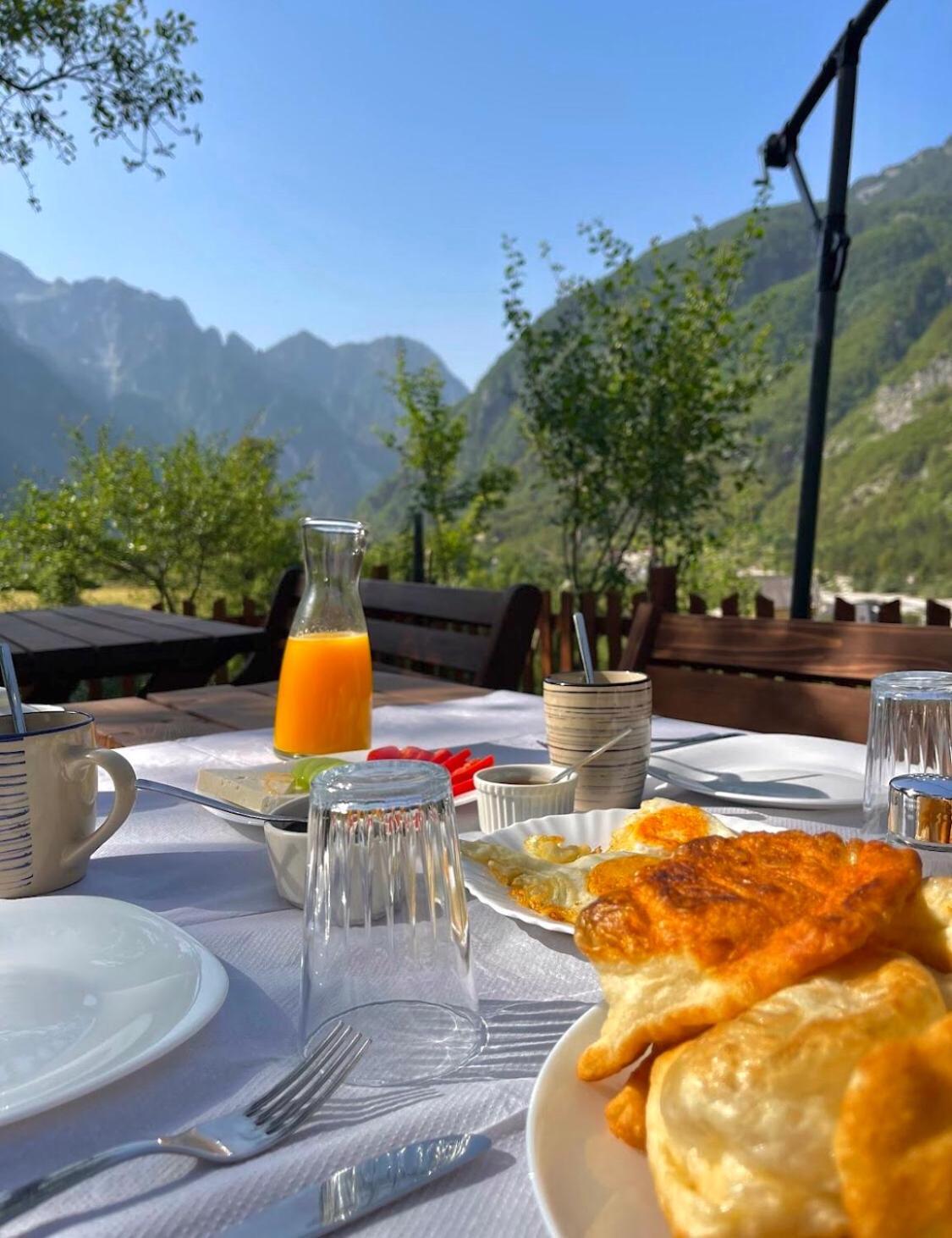 Bujtina Pllumi Theth Bed & Breakfast Exterior foto